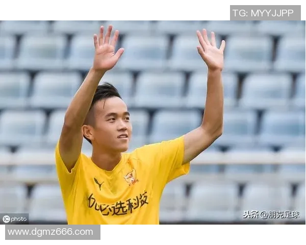 阮君在足球场上的精彩表现与职业生涯的成长历程分析